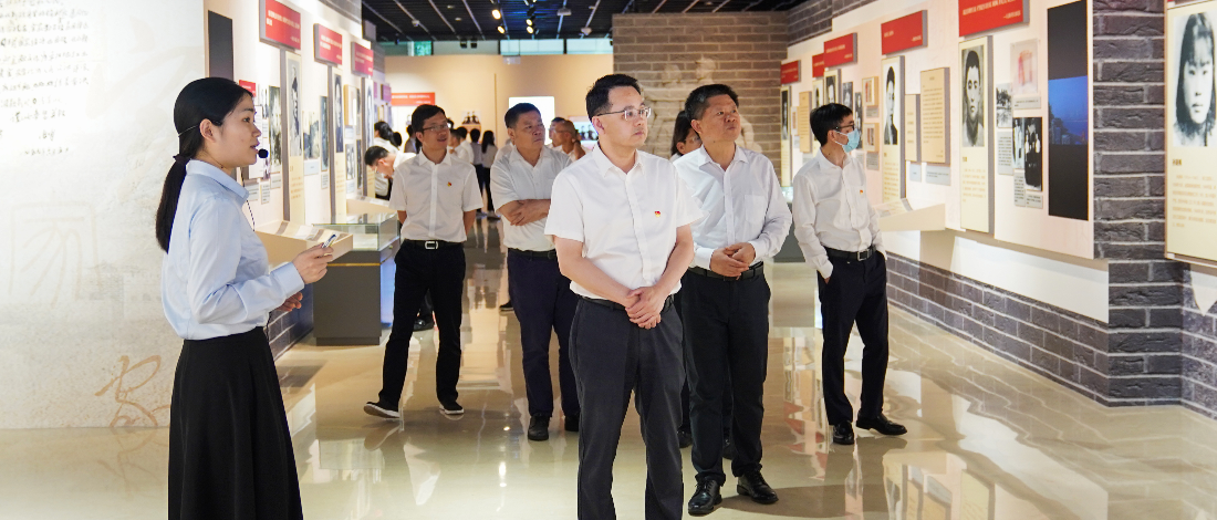 浙江金控組織參觀“中國共產(chǎn)黨人的家風(fēng)”檔案展